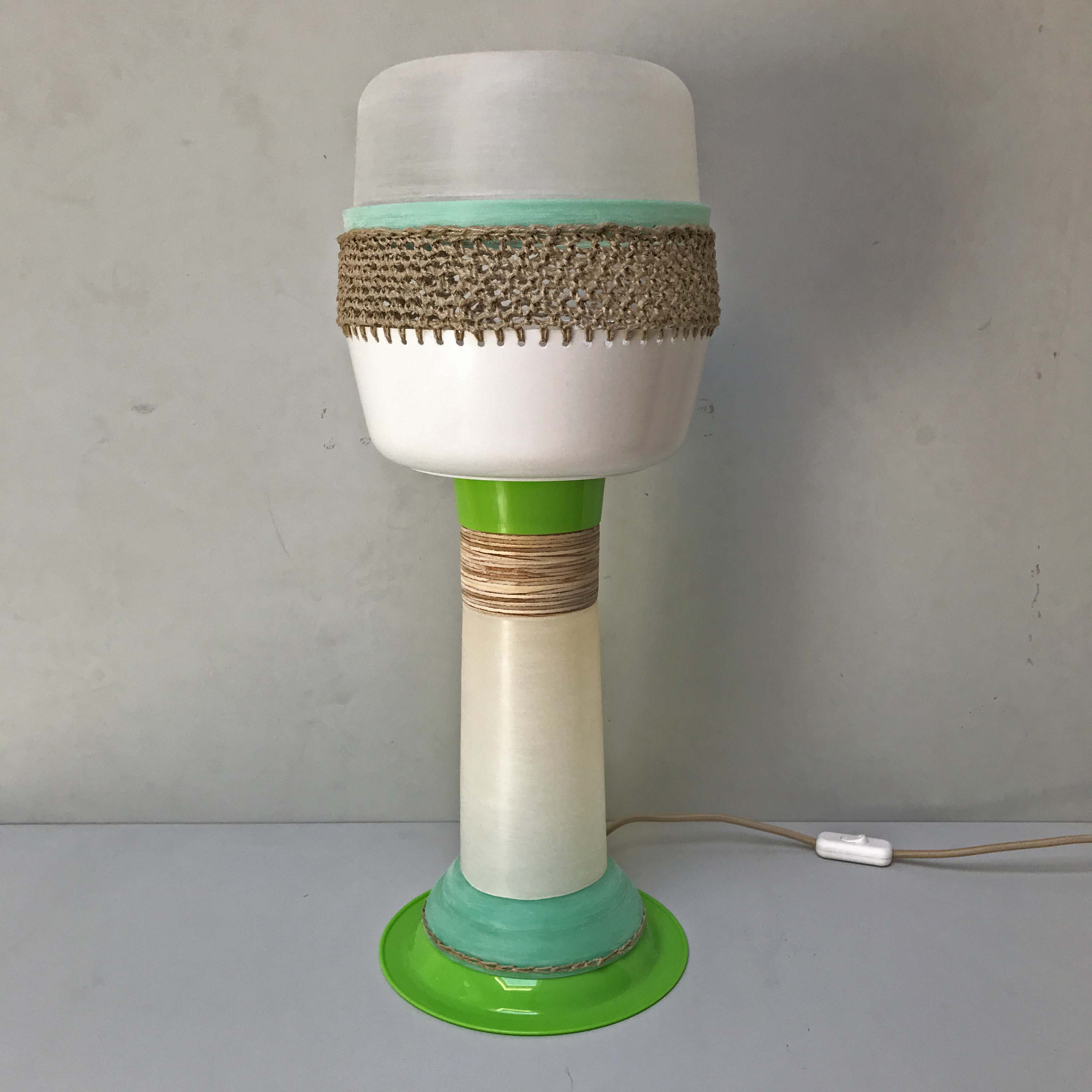 Staande lamp mintgroen met groen gemaakt van oude gebruikte plastic